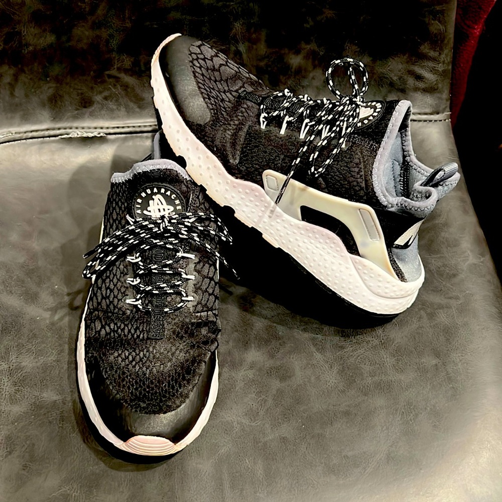 Nike Black and White Women's Shoes